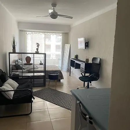 Studio Confortable Avec Terrasse Proche De La דירה