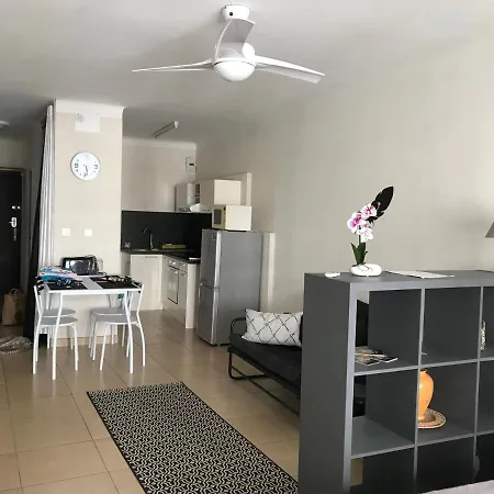 Studio Confortable Avec Terrasse Proche De La דירה *